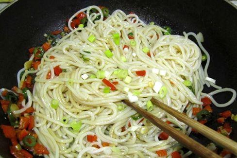 简单又解馋的双椒米线,几分钟上桌,痛快吃!