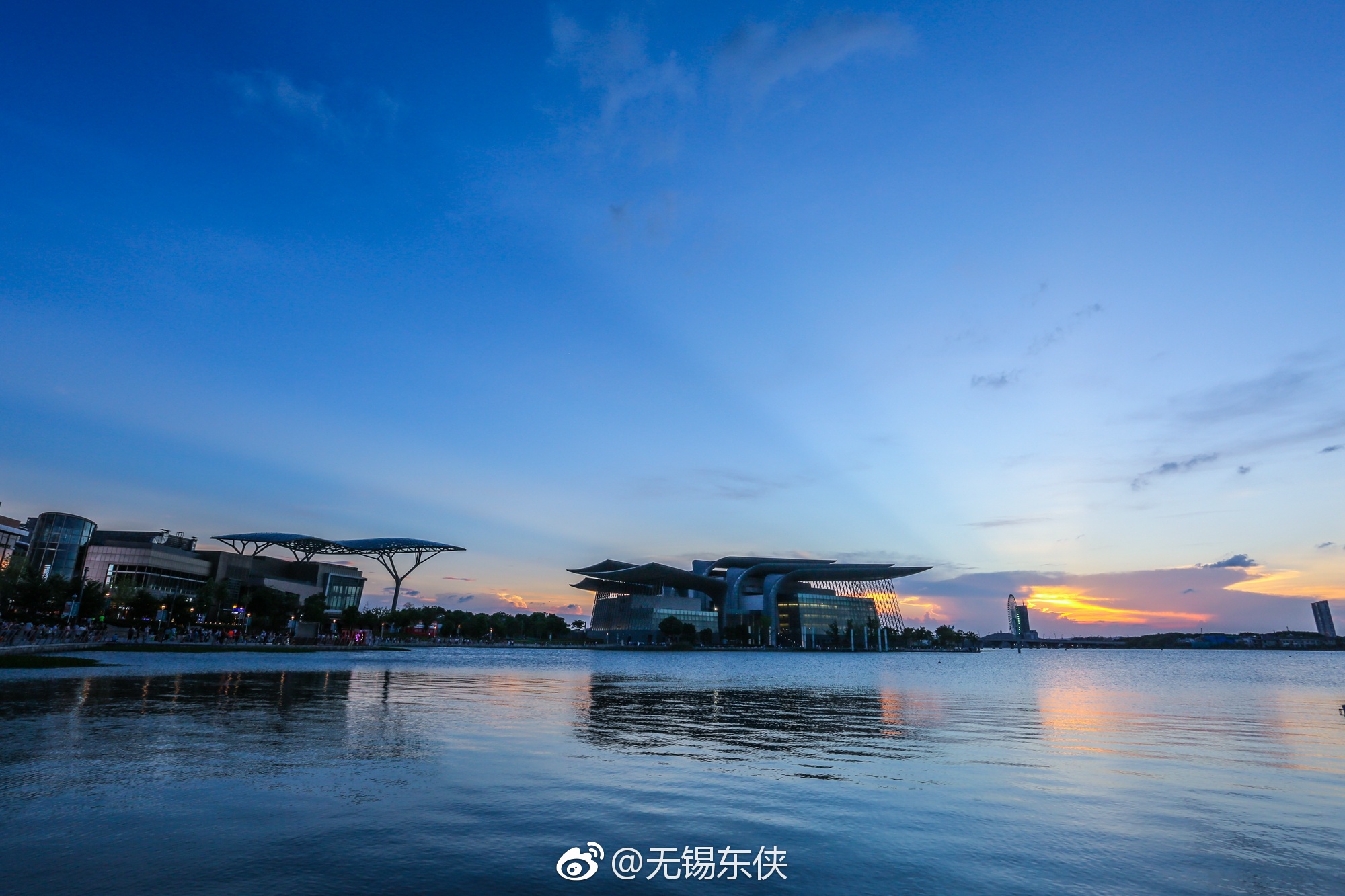 全民摄影年代,无锡大剧院有最美的晚霞,我镜头里有最敬业的你们。|晚霞|大剧院|敬业_新浪新闻