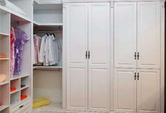 越来越多人在衣柜上面装石膏线,太聪明了,看完回家学装