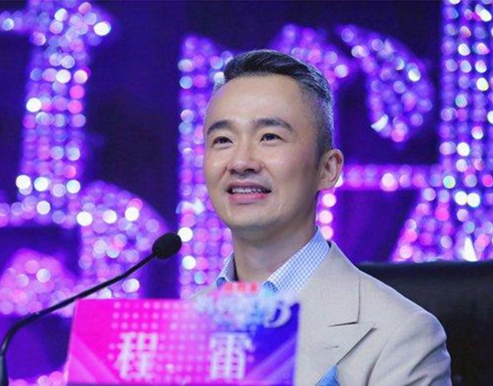 他是一代名嘴,曾因病暂退荧屏,现47岁满头白发,娇妻是29岁同行