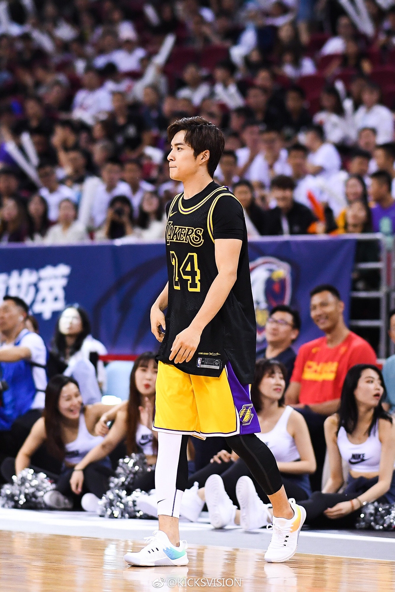 韩东君elvishan 今日在耐克高中联赛巅峰赛决赛上,有人看得出来他穿