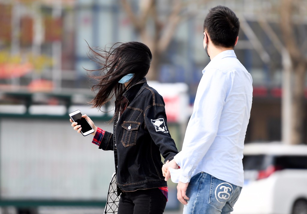 八级大风袭击春城 美女秀发风中凌乱