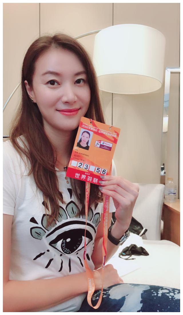 近期,谢杏芳参加了一项高尔夫球赛事,身穿粉红衣服的她显得身材很好