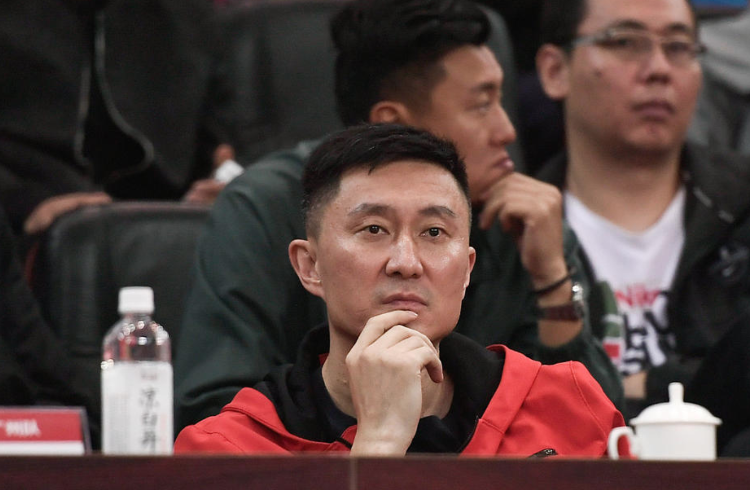 cba辽宁vs广州杜峰聚精会神观战郑智名牌衣服抢眼