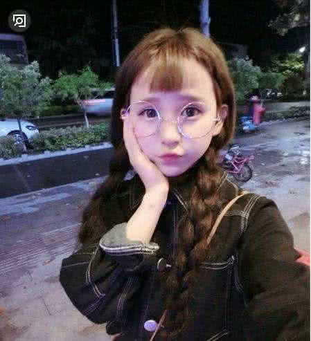 王逗逗,某手上面的早期的红人,而那时某手刚刚出的时候就是这一批的人