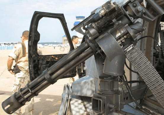 很多场景都可以看到英勇的主人公抱着大机枪直接进行扫射,声音动作