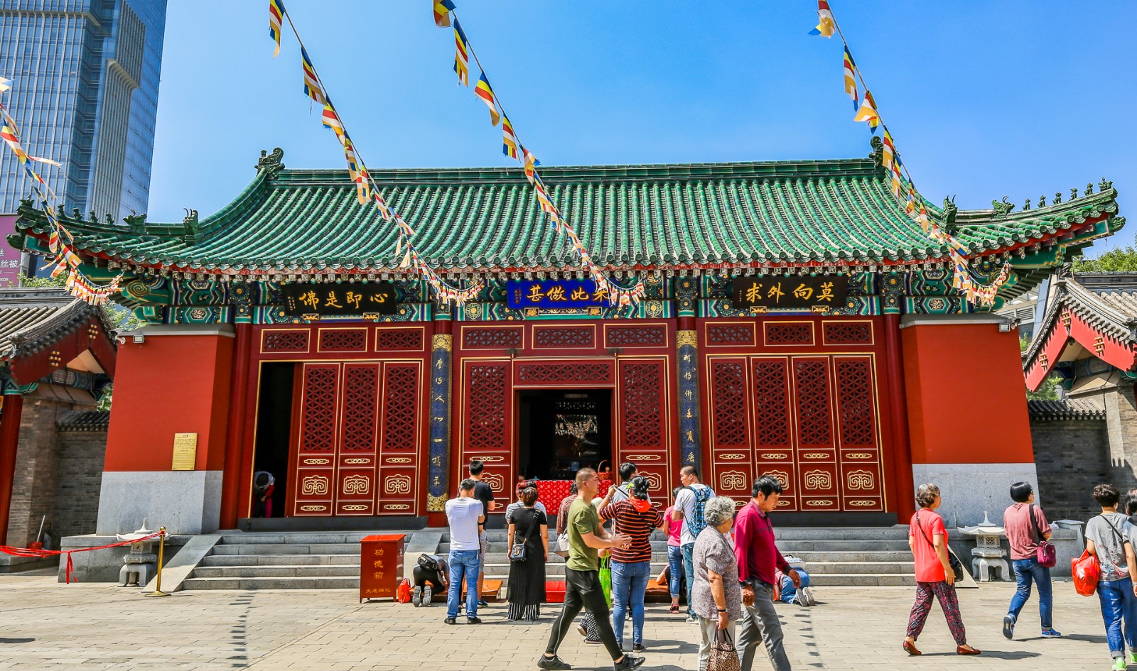 游览天津最大的佛教寺院,位于闹市之中,院内更加热闹