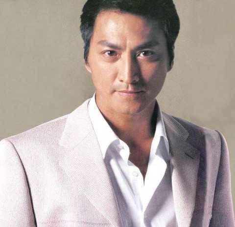曾比刘德华还红的演员,被封杀后经商身价过亿,如今59岁单身