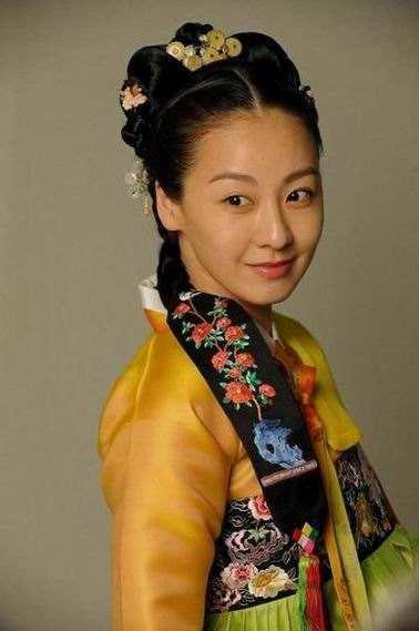这个女孩叫做李美妍,比金承佑小3岁,一部古装剧《明成皇后》饰演"明成