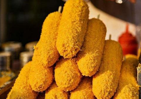 大叔卖"油炸脆皮玉米",6块一个酱料随便加,网友:能吃穷自己