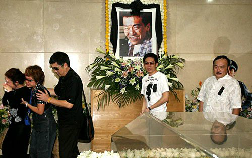 著名喜剧演员郭昶葬礼妻子伤心欲绝现场上千群众送别