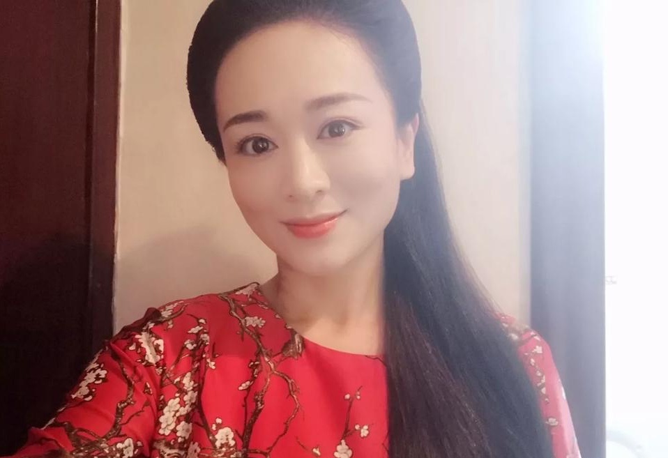 涓子身材优雅性感韵味十足喜欢她吗