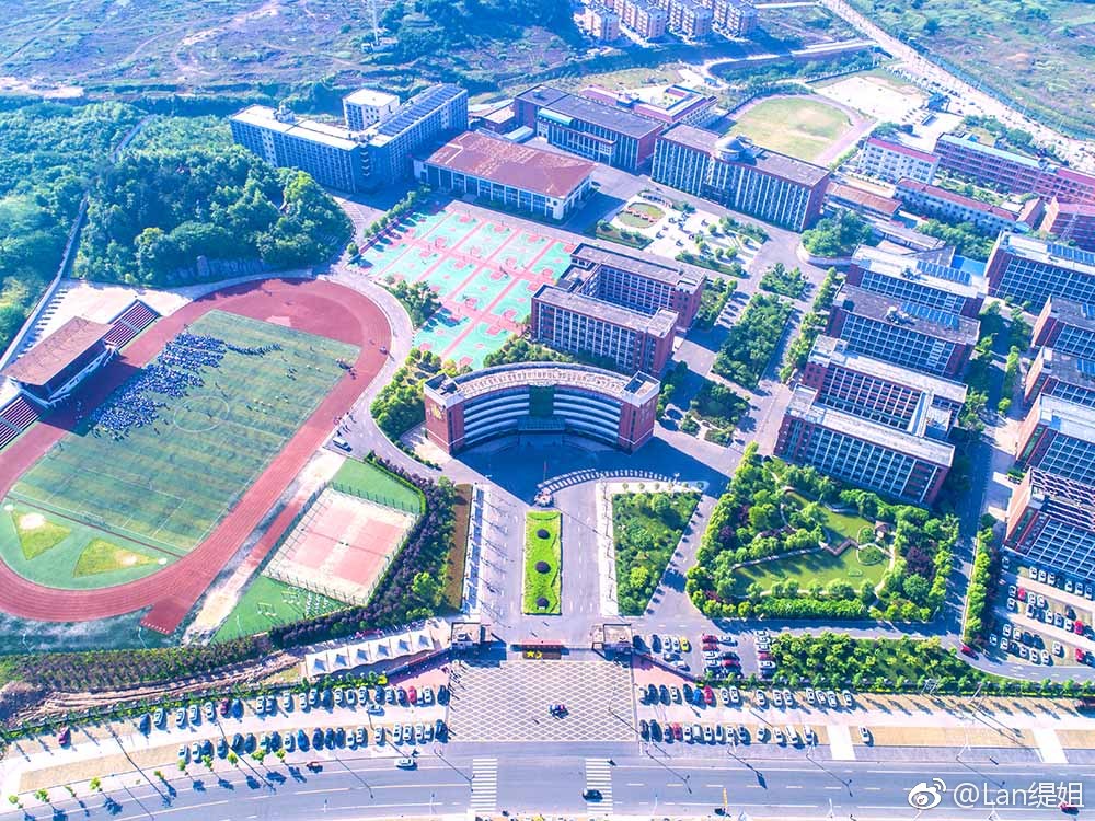 今日艳阳高照,霍山文峰中学为了增强学生们的应急能力
