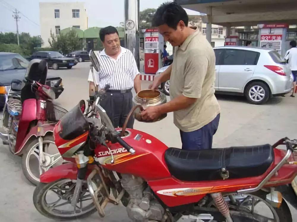 摩托车加油时间受限,部分加油站白天不给加油