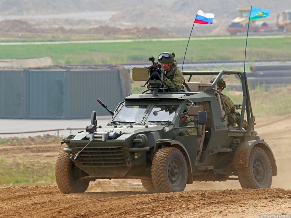 俄罗斯推出新型轮式突击战车能打火箭造型抢眼