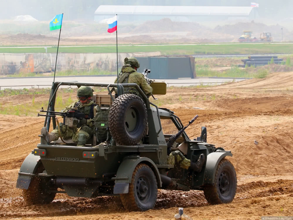 俄罗斯推出新型轮式突击战车能打火箭造型抢眼