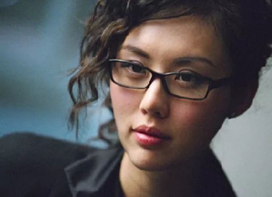 到了《韩城攻略》中,亦敌亦友的换成了任贤齐,本地助手换成了赵汉娜