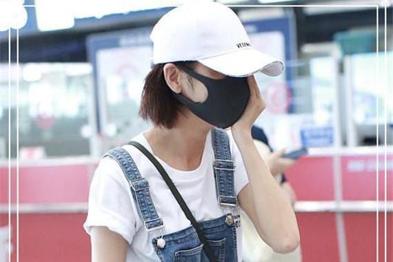 佟丽娅现身某机场,戴着白色棒球帽,加黑色口罩,十分低调,穿着一件白色