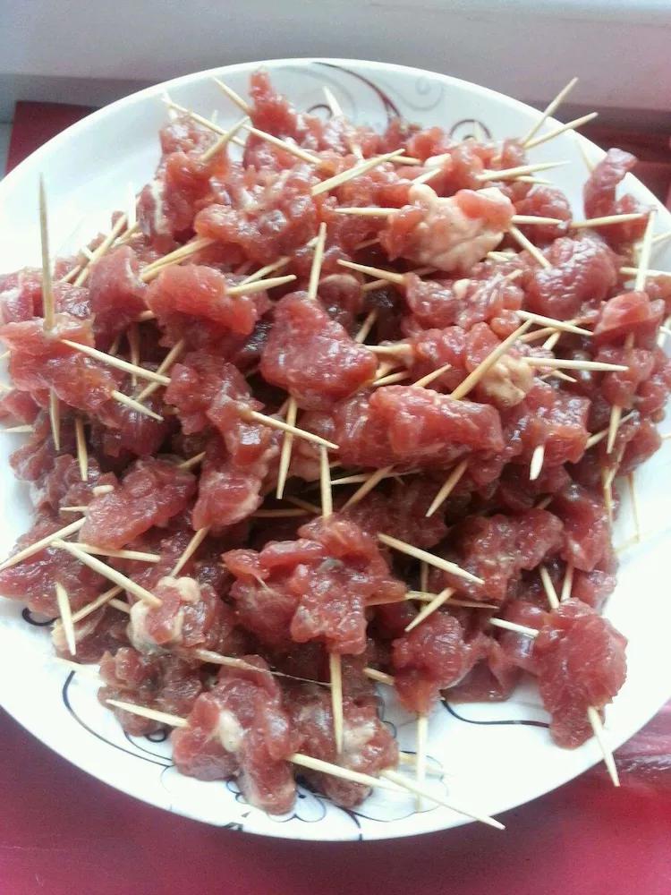 一口一个的孜然牙签肉烧烤风味的小零食自己在家动手做起来