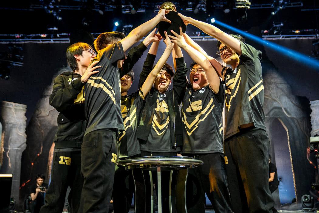 rng发布msi夺冠纪录片:在那场严肃的会议中,uzi直接开怼!