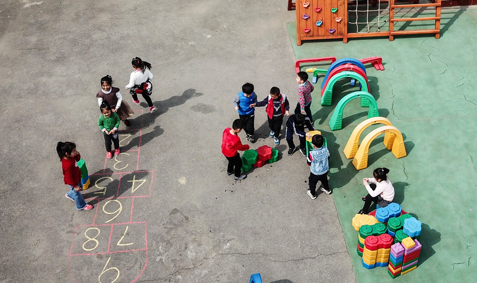 春天里幼儿园的童趣孩子们玩的游戏你都玩过吗