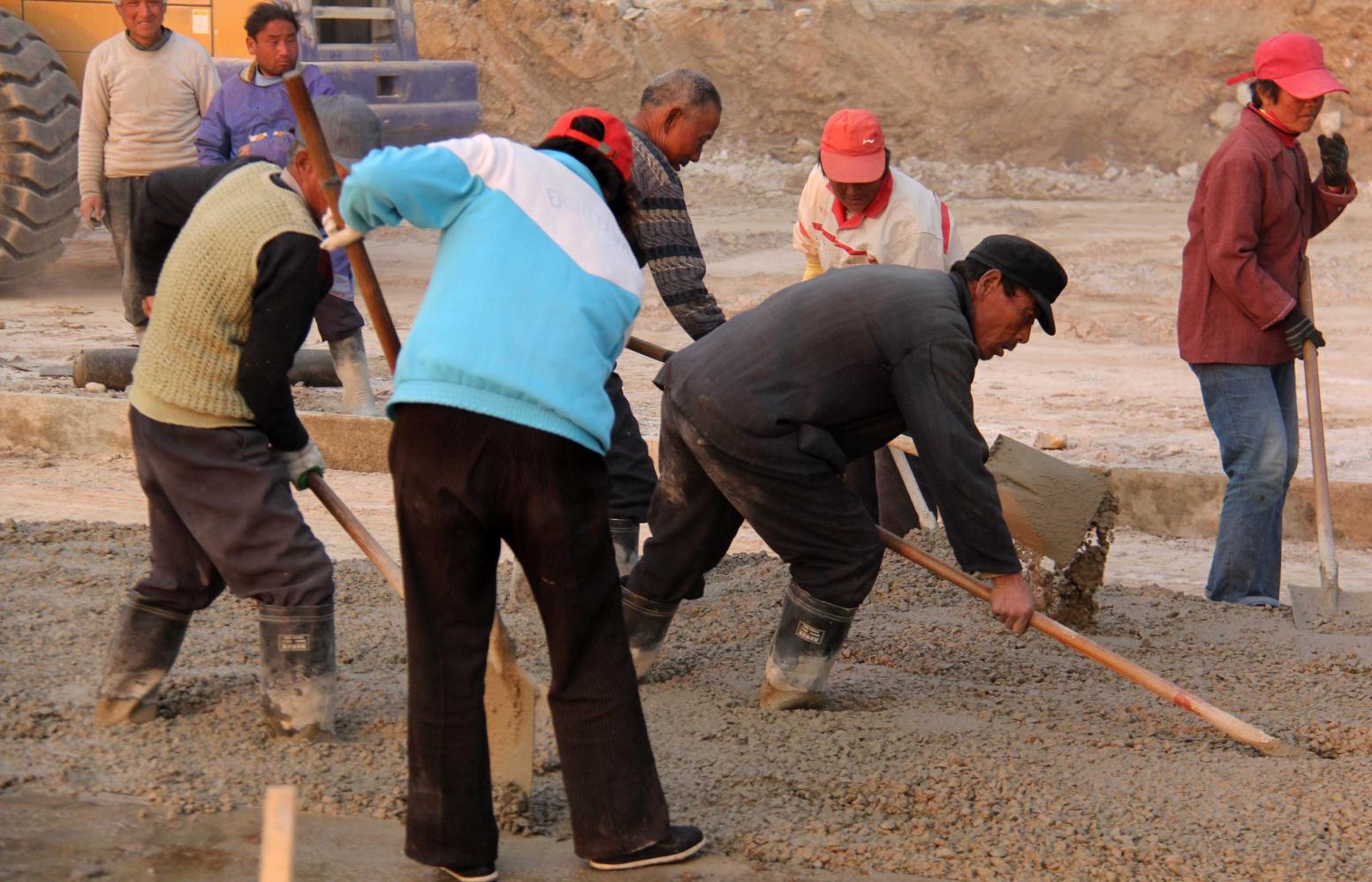 农民60了还干活,专家:不嫌累?老农反问5句话,专家无言以对!