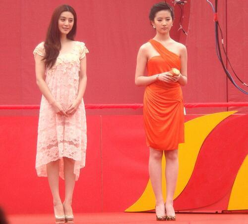 范冰冰vs刘亦菲 范冰冰和刘亦菲两大绝色美女同框,很难说清谁艳压了谁
