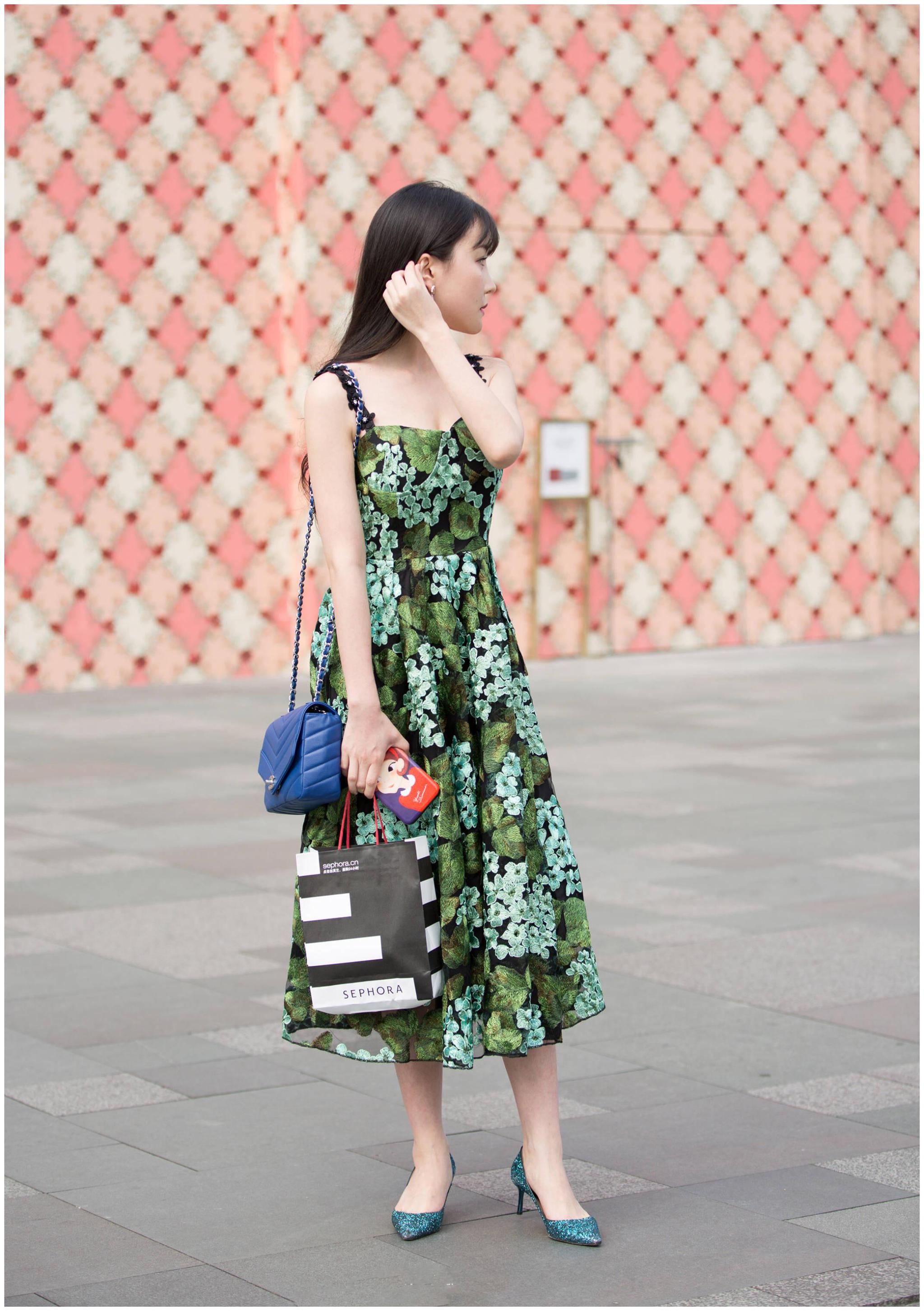 成都街拍网红小姐姐娇艳欲滴穿碎花连衣裙美得让人陶醉