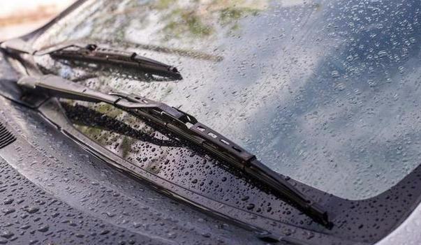 下雨天雨刮器刮不干净怎么办?老司机教你这几招轻松解决