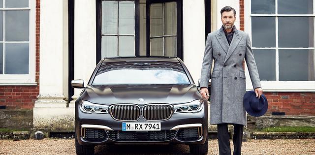 热剧《我的前半生》贺涵(靳东 饰)开的可不是普通的车