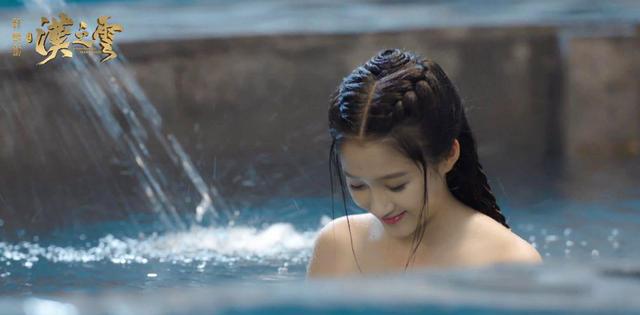 20岁的关晓彤演绎美人出浴,演技爆表却被网友吐槽!