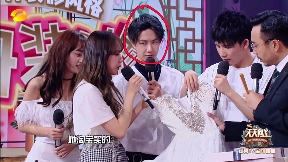 王一博与程潇贴身热舞却害羞到逃跑,谁注意到他偷看程潇的眼神?