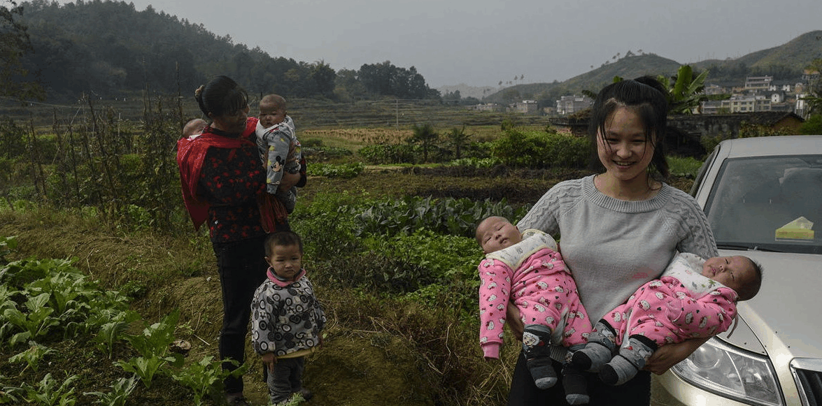 为生个儿子, 农村女子生下女四胞胎, 6个女儿压得全家喘不过气