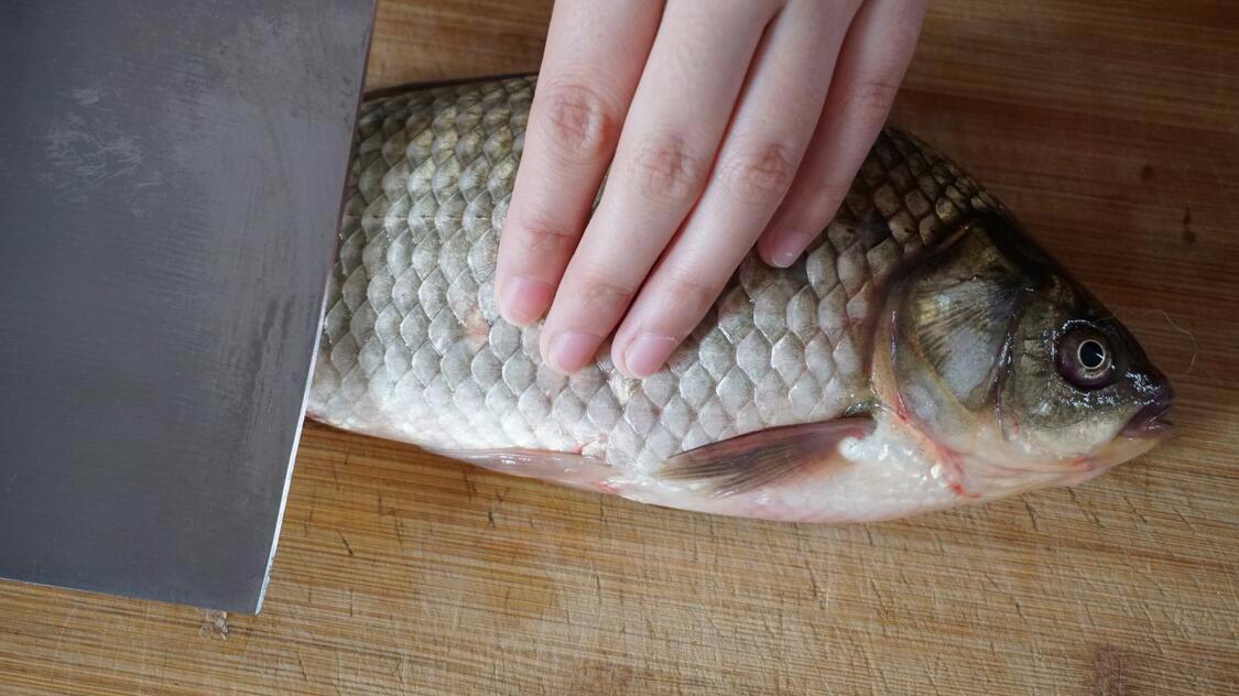 刮鱼鳞不用刀,用它20秒就把鱼鳞彻底刮干净,一片鱼鳞都不漏