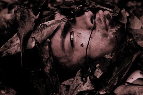 他蜷缩猫耳洞一年全身多处腐烂越军闻风丧胆称其活僵尸