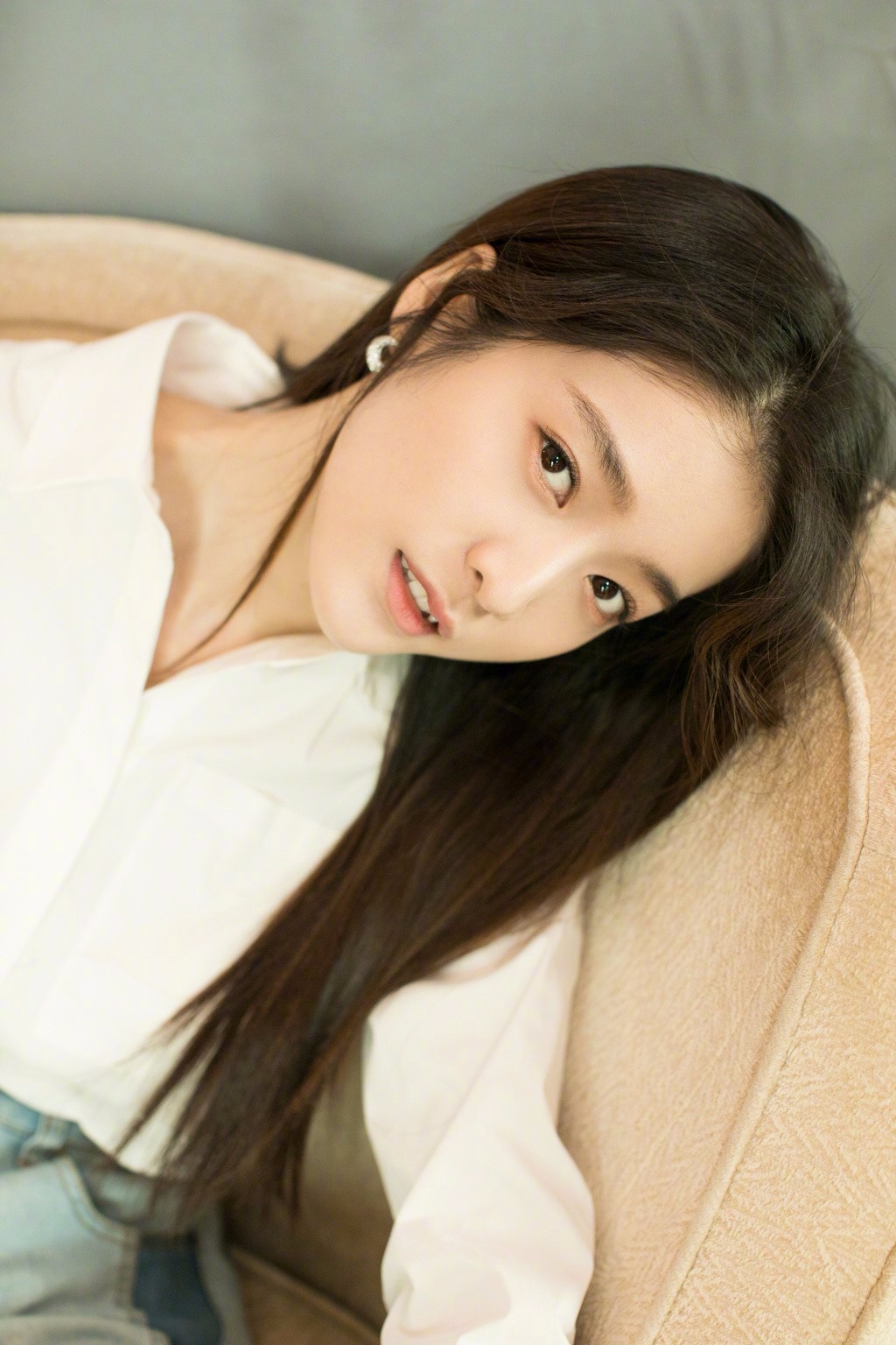 张雪迎出席品牌活动,妆容精致青春自然似小仙女_新浪看点