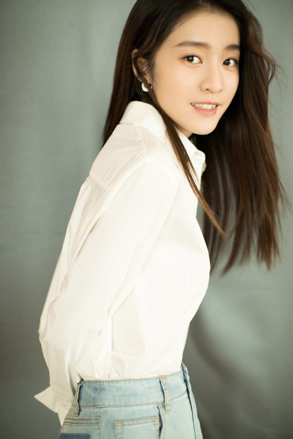 张雪迎出席品牌活动,妆容精致青春自然似小仙女_新浪看点