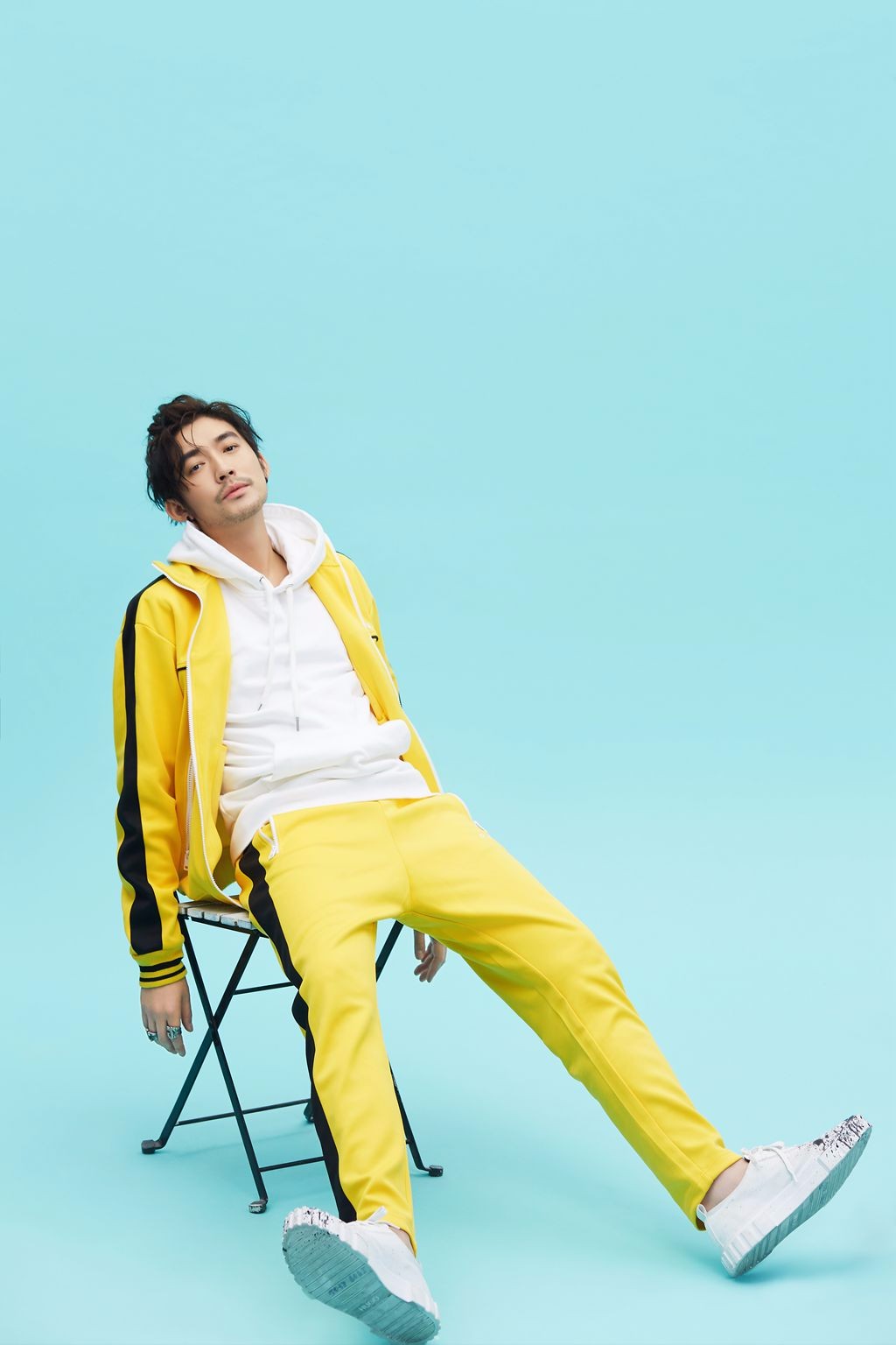 张博曝光时尚大片洒脱随性尽显不羁