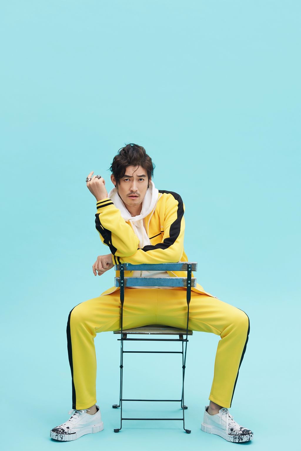 张博曝光时尚大片 洒脱随性尽显不羁