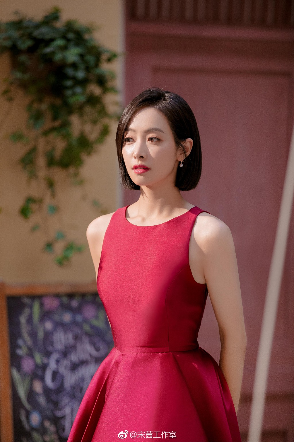 宋茜厉害了一套白色连体裤搭配短发个性十足不过上厕所真麻烦