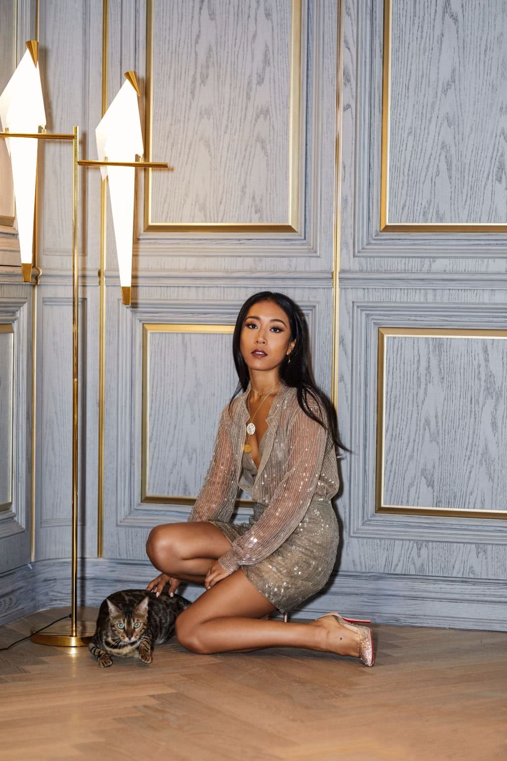 吉克隽逸穿无扣衬衫现身,好身材藏不住,网友:这才叫潮流!