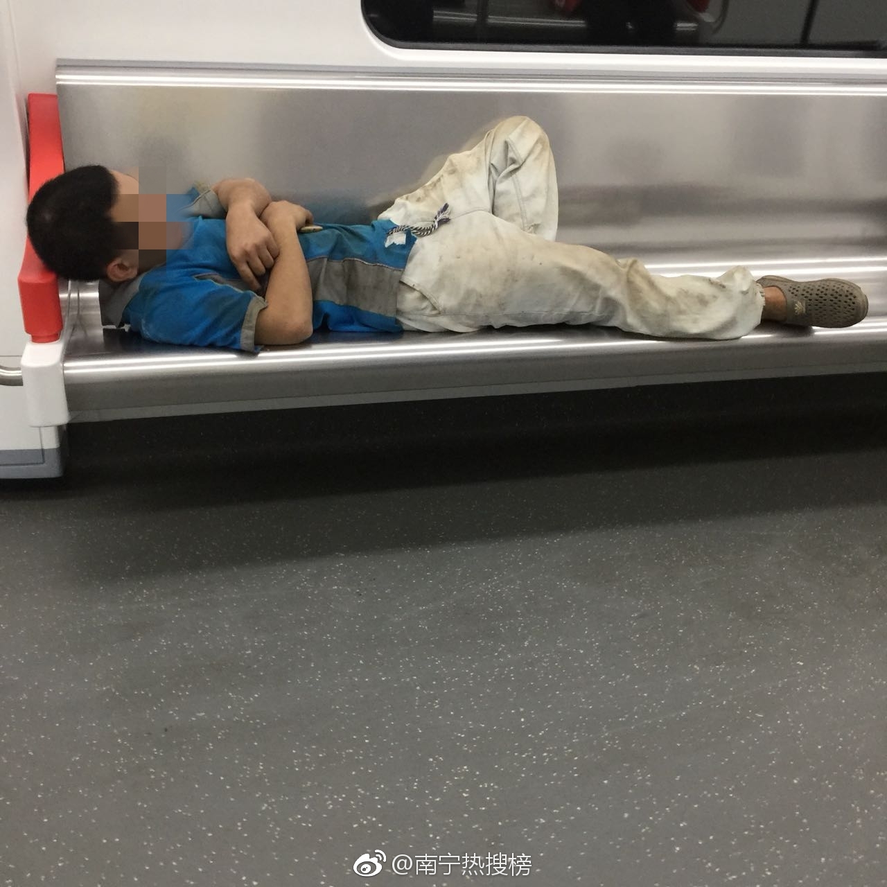 地铁当钟点房 霸占整排座位[挖鼻]