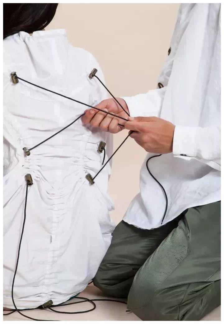 看似不起眼的这个抽拉小动作彻底改变了服饰本来的模样