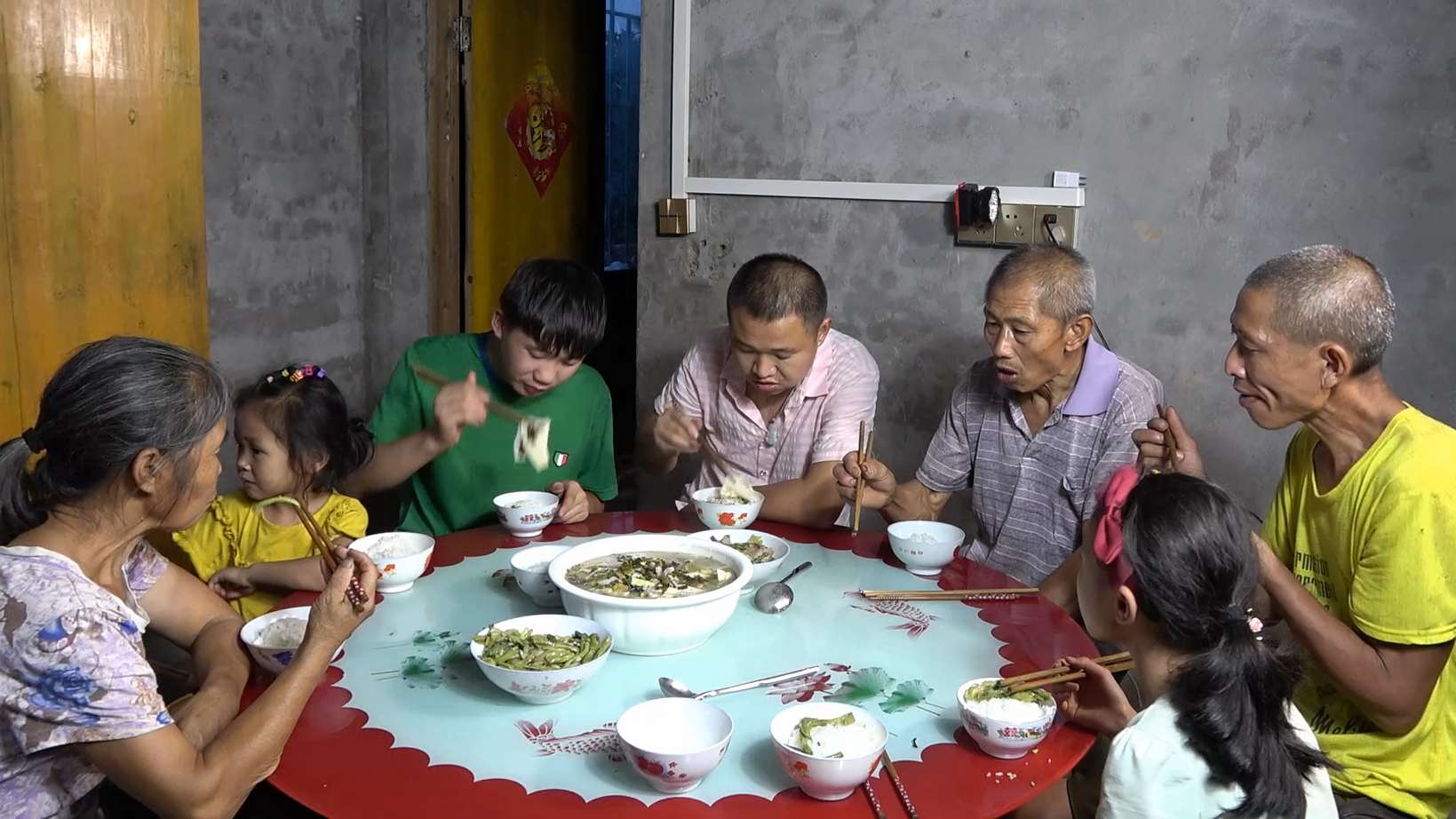 农村四哥:王四堂弟又来掌厨了 两兄弟感情真好 一家人吃的满嘴香