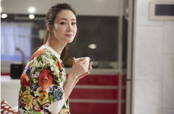 崔智友对于很多韩剧迷来说绝对是女神般的存在,她早年出演的《天国的