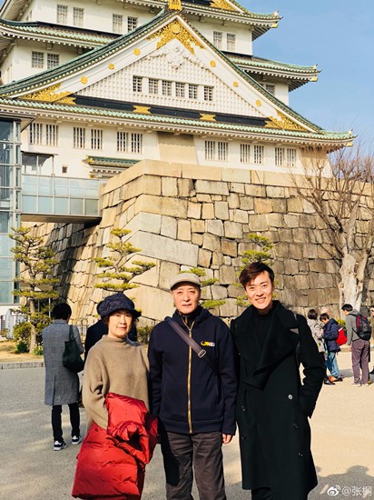 眼尖的网友发现桐爸无论是身高体型还是气质,都与张桐非常相似,连表情