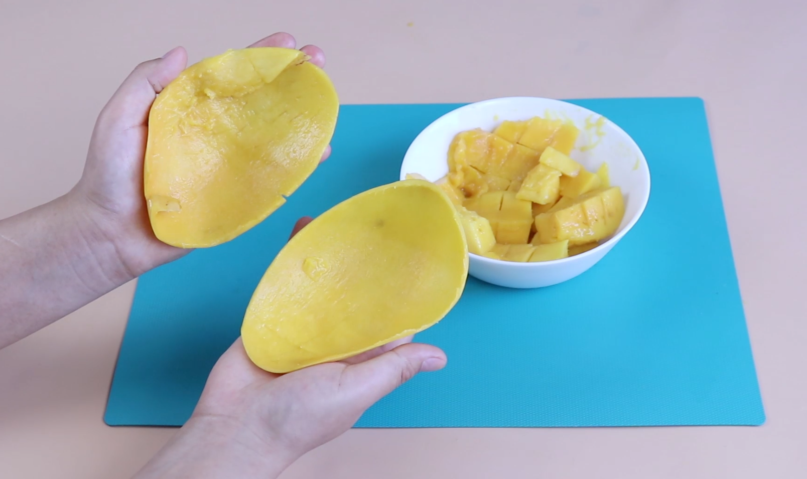 剥芒果我只服这2个方法,一点也不脏手不浪费,看一遍就能学会
