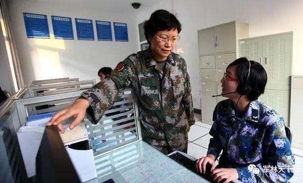 1979年,董尤心考入了解放军南京通信工程学院,四年的本科学员生涯,为