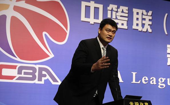 广东宏远老板怒推裁判, 一旁的刘志轩面带笑容鼓掌欢呼