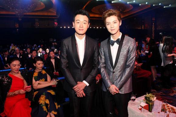 鹿晗的身高到底差了多少? 别想太多, 踮脚拍照只能说明一件事